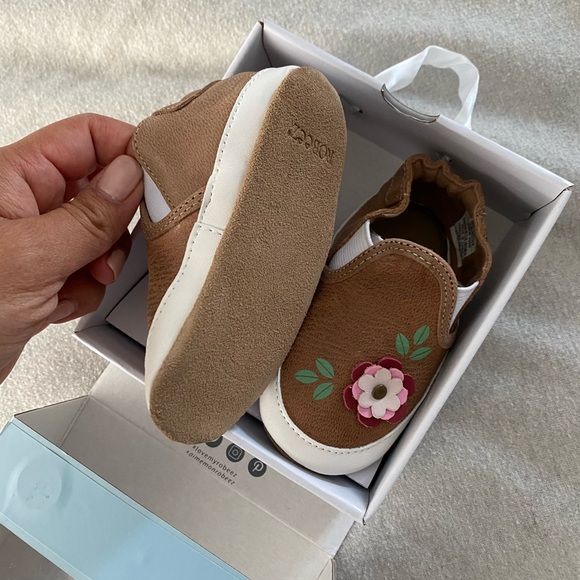 Roobez Soft Soft Baby Shoes with Flowers - Picture 3 of 3